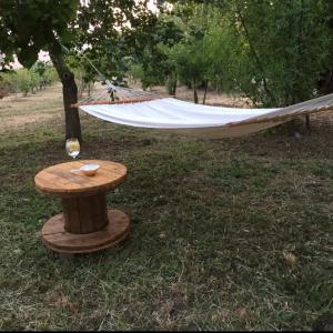 MontelepreVilla Calcerame的一张吊床挂在桌子旁的树上