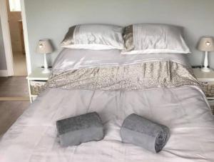 赫彻姆Inviting 2-Bed Bungalow in Heacham with spa bath的一张带两个枕头的大白色床