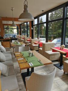 拉赫塔尔格勒布拉尔坦萨斯塔特宾馆的餐厅设有桌椅和窗户。