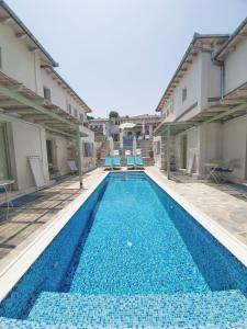 霍里顿Sea and Sun Luxury Pools' Villas的一座建筑物中央的游泳池