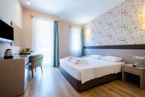 帕莫卡莱克洛萨泰马尔温泉酒店的配有一张床和一张书桌的酒店客房