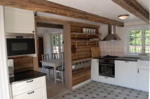 TorestorpLatitude的厨房配有白色橱柜和桌子