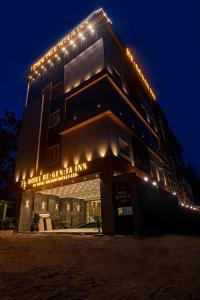 萨姆巴尔普尔Regenta Inn Sambalpur, Farm Road的一座晚上有灯的建筑