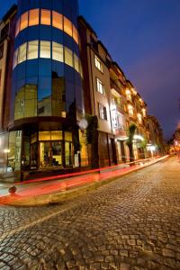 索非亚Sofia Place Hotel by HMG的夜幕降临的城市街道上
