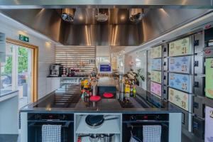英格堡GRAND your home with common kitchens with self check-in的一间厨房,在房间内配有台面