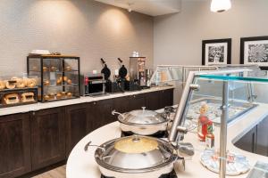 纳什维尔Staybridge Suites - Nashville - Vanderbilt, an IHG Hotel的厨房在柜台上配有两个锅碗瓢盆