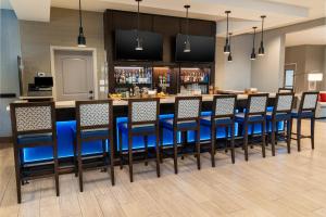 纳什维尔Staybridge Suites - Nashville - Vanderbilt, an IHG Hotel的餐厅内带蓝色酒吧凳的酒吧