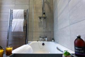 奥本Airds Apartments的带淋浴和毛巾的浴室