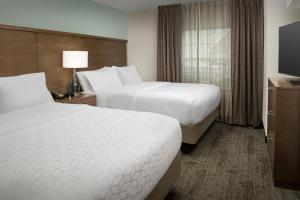 格林维尔伍德拉夫路格林维尔I-85驻桥套房假日酒店的酒店客房设有两张床和电视。