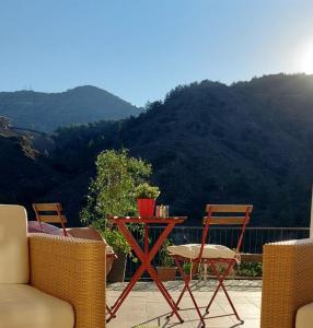 卡洛帕尼亚伊奥蒂斯BELLE VUE Mountain Home的山景庭院里的桌椅