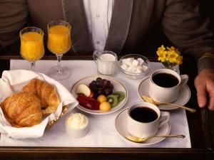 赫索尼索斯Korifi Apts & Std Adults Only的包括咖啡和羊角面包的早餐托盘