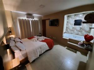 圣若昂-德雷Terra D` Ouro Apart Hotel的一间卧室设有一张床和一个大窗户