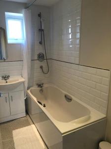 奥克姆Springfield的白色的浴室设有浴缸和水槽。