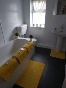 赫尔淡水河谷公寓酒店的浴室配有带水槽的浴缸和浴缸。