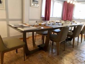 安德马特迷人瑞士安德马特姆屋的一间带桌椅的用餐室