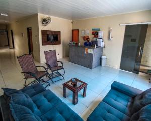 皮拉尼亚斯Pousada Canoa de Tolda的客厅配有蓝色的沙发和桌子
