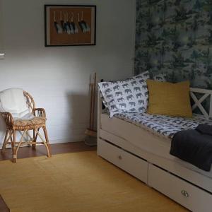 基尔科努米Sydåbacka Guest House, a Room with a Sauna的一间卧室配有一张床和一把椅子