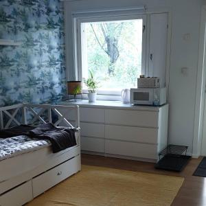基尔科努米Sydåbacka Guest House, a Room with a Sauna的卧室设有窗户和微波炉