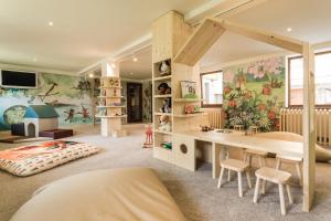 塔特兰斯卡斯特拉ARIETES MARMONT Resort的儿童卧室配有书桌,游戏室配有壁画