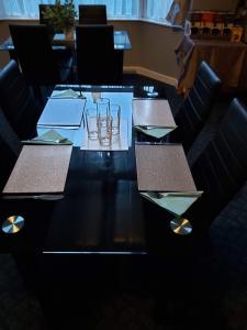 赫尔淡水河谷公寓酒店的餐厅的桌子上放着眼镜