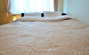 赫尔Willa Horyzont的卧室内的一张大白色床,带有窗户