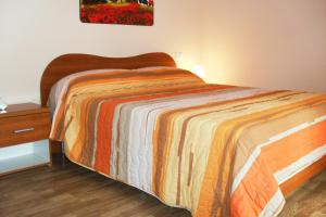 阿尔塔维拉维琴蒂纳Alle Vallesse的一间卧室配有一张床和一个带床罩的梳妆台