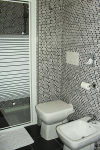 阿尔塔维拉维琴蒂纳Alle Vallesse的一间带卫生间和水槽的浴室