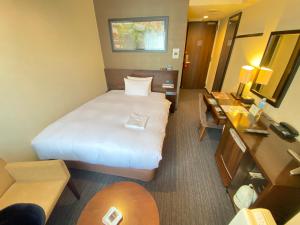 新横滨拉古纳套房酒店客房内的一张或多张床位