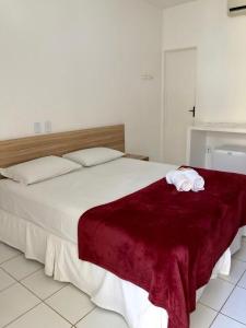 拉巴拉德纳圣米格尔巴拉博尼塔旅馆的一间卧室配有一张大床和两条毛巾