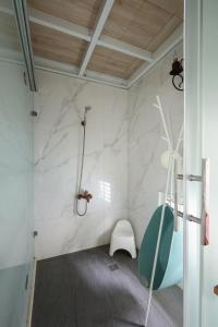 梅山乡朵麗絲森林的带淋浴和卫生间的浴室