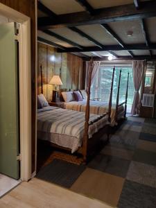 GouldsboroPocono mountain hotel and spa的一间卧室设有两张床和窗户。
