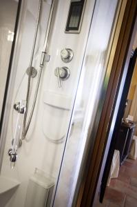 瓦斯托洛坎达狄巴洛尼酒店的浴室内带卫生间的淋浴间