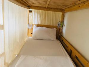 台东1981民宿的一张位于小房间的床,配有白色枕头