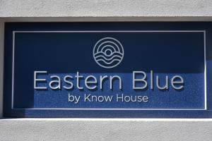 Poste LafayetteEastern Blue - Sea View Luxury Apartment的东蓝色的标志