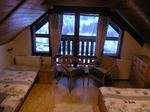 捷克布杰约维采木屋公寓的客房设有桌椅和窗户。