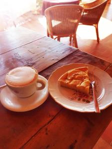 卡斯蒂里昂纳·德拉佩Pian di Rocca Country的木桌边的咖啡和馅饼