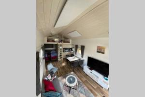 瓦雷尔Tiny House 1e的客厅配有大屏幕平面电视