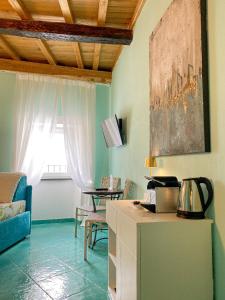 韦尔纳扎La Polena Camere Vernazza - Suite vista mare的客厅配有蓝色的沙发和桌子