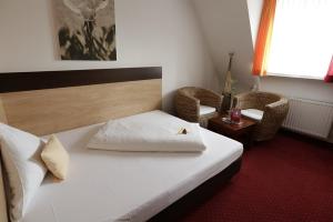 杜塞尔多夫Hotel Cascade Superior的一间卧室配有一张床、两把椅子和一个窗户