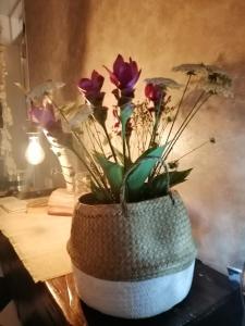 锡尔维玛丽娜Hotel Petit的花瓶,花朵放在桌子上