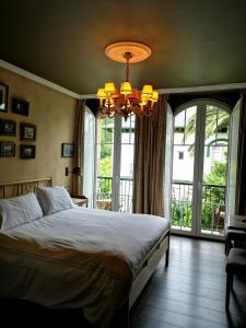 纳维亚卡索纳奈维加酒店的一间卧室配有一张床和一个吊灯
