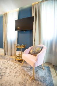 QuirogaCasa do Estanco的客厅配有粉红色的椅子和桌子