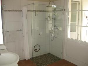 本德Haus ReWi的浴室设有玻璃淋浴间和卫生间