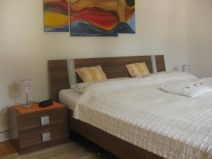 本德Haus ReWi的卧室配有一张床,墙上挂有两幅画