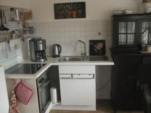 本德Haus ReWi的一间带水槽和炉灶的小厨房