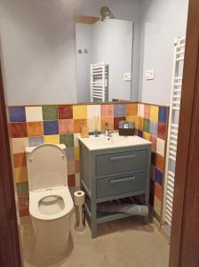 圣埃斯特万德戈尔马斯Casa Rural El Mirador de San Miguel的一间带卫生间和水槽的浴室