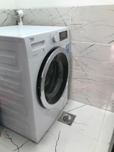 新帕扎尔Centar Bruno的浴室内配有洗衣机。