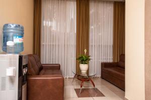 阿德勒Almira Orion Group Hotel的客厅配有沙发和椅子