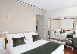 吉马良斯GuimaGold的酒店客房,设有两张床和镜子