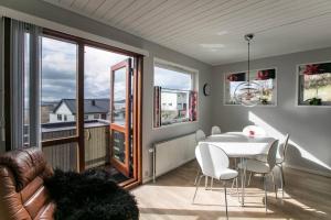托尔斯港FaroeGuide seaview villa and apartment的客厅配有桌子和沙发